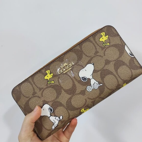 Coach x peanut snoopy large zip wallet - Picture 1 of 5